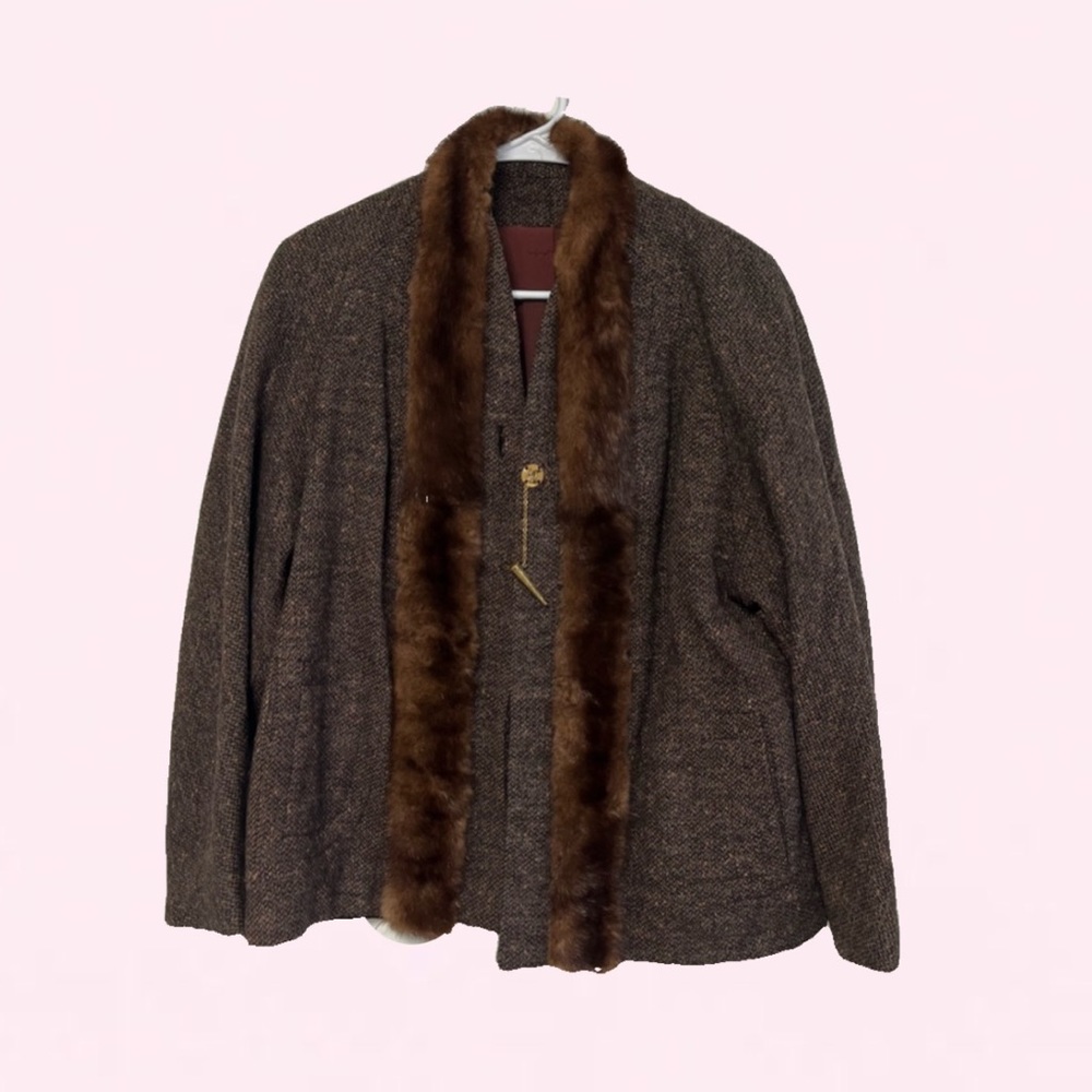 Super vintage coat sweater with fur trim and a gold chain button